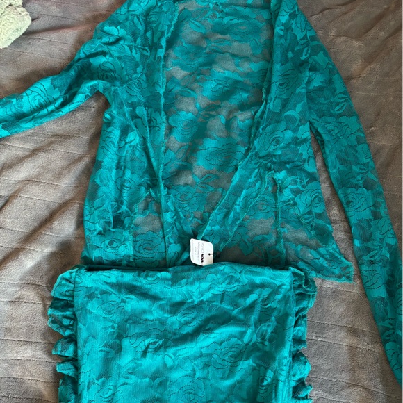 FashionNova Unforgettable to You Lace Skirt Set - Picture 4 of 5